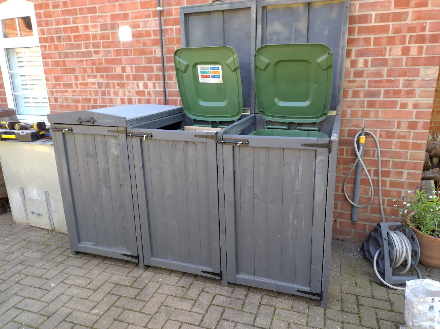 Lifting lids for easy access