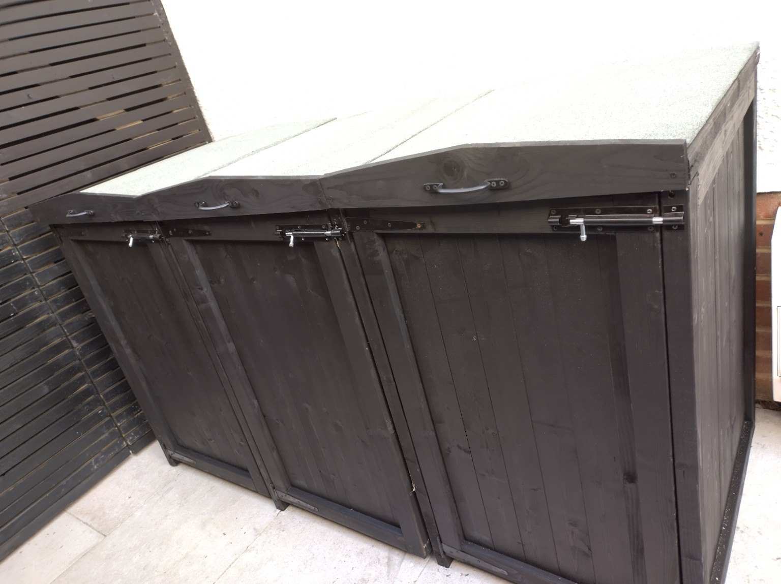 A compact double-bin store