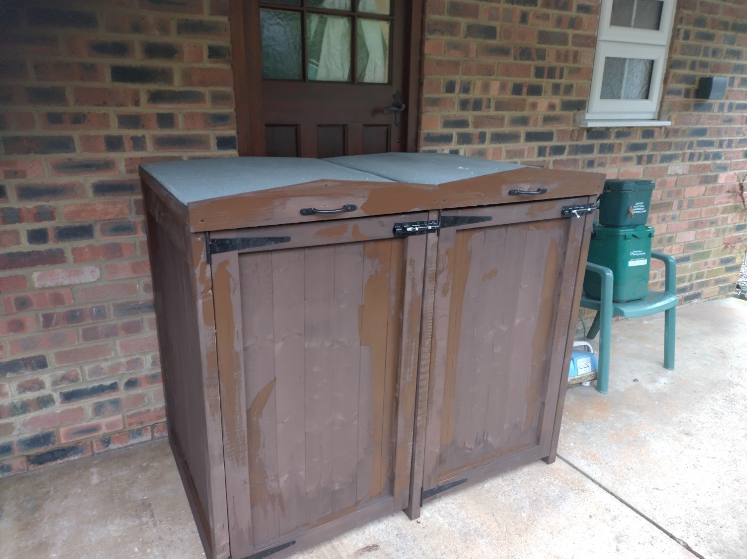 Double storage in a wood-toned finish