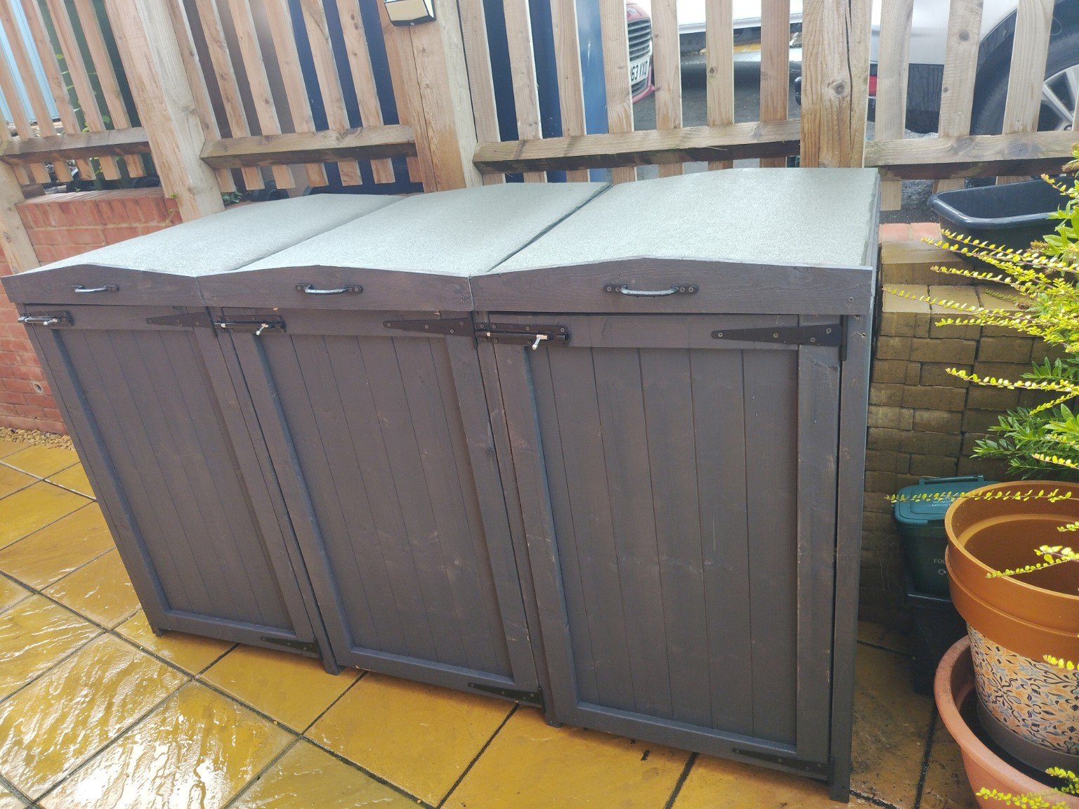 A grey finish for a paved garden